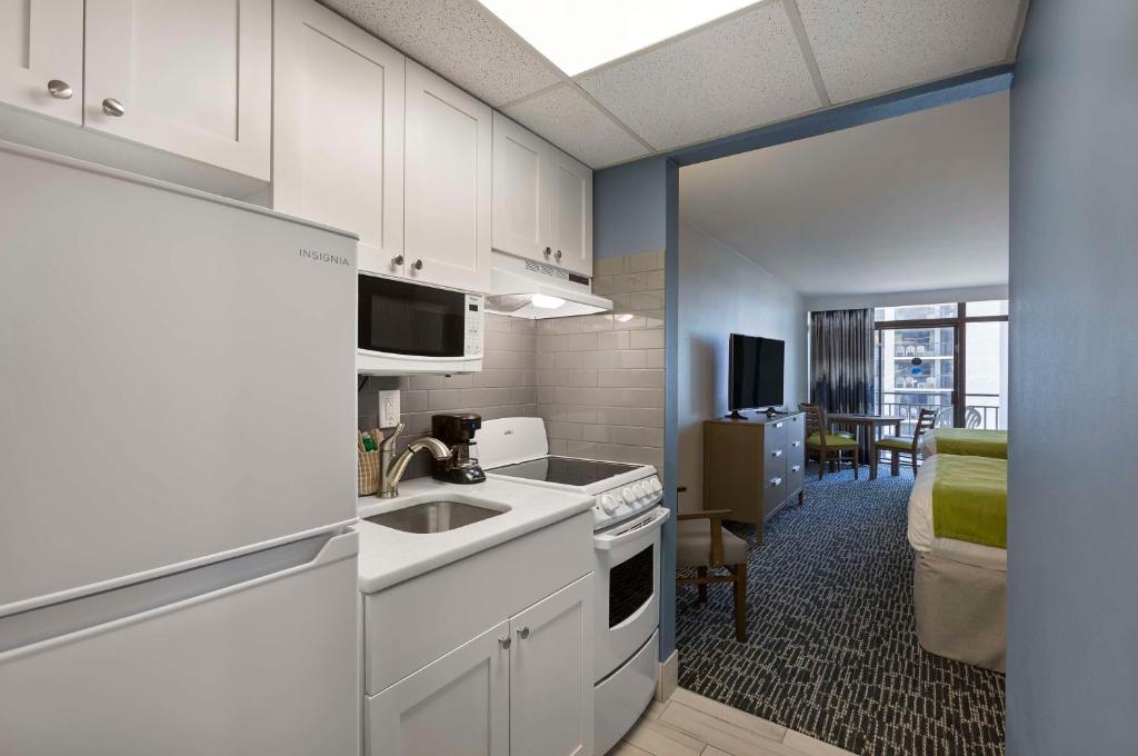Efficiency, 2 Queen Beds, Ocean View, South Wing, Corner، Dayton House Resort, BW Signature Collection 3/4