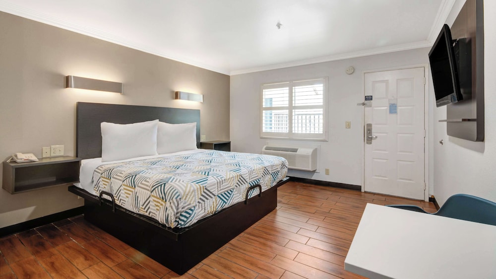 STANDARD, KING BED, KITCHENETTE