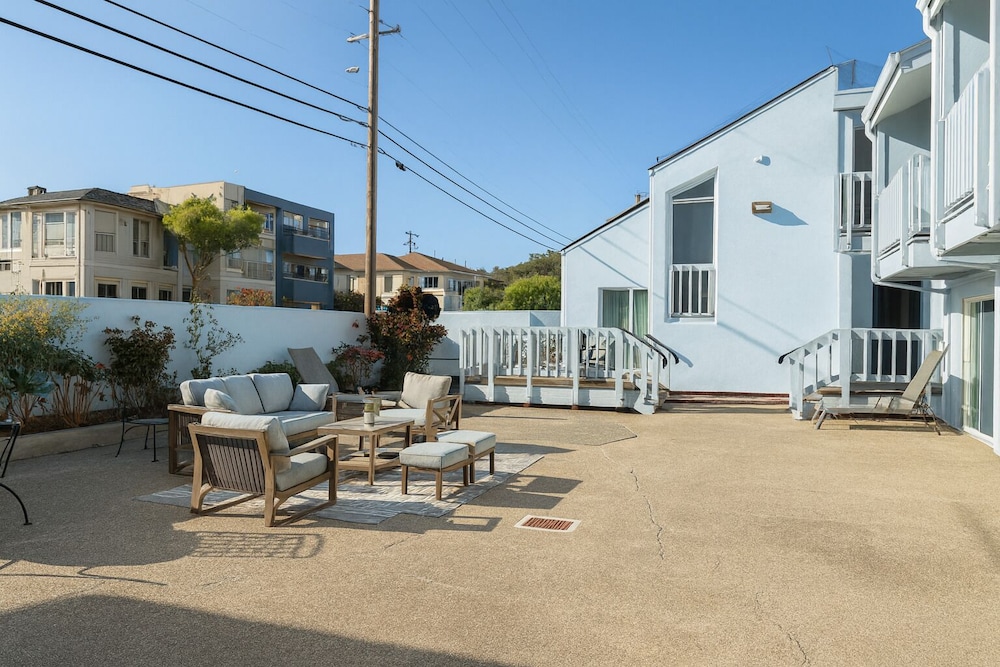 Cannery Row Inn 62/69