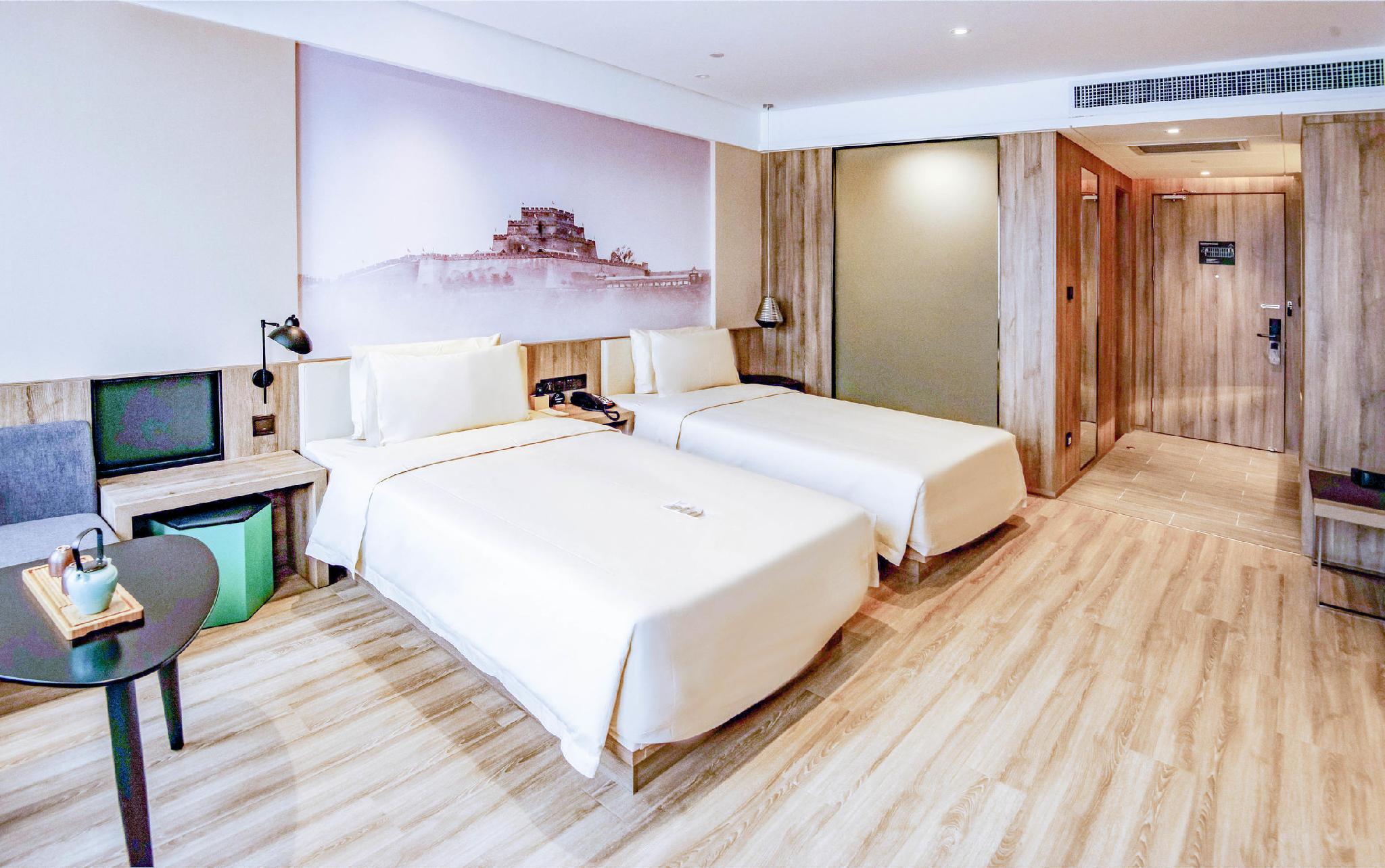Elegant, Twin Beds, Attic