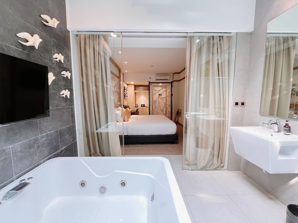Verse Luxe Hotel Wahid Hasyim 49/50