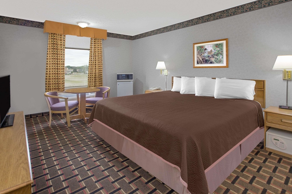Quality Inn Grand Rapids Near Downtown 15/27