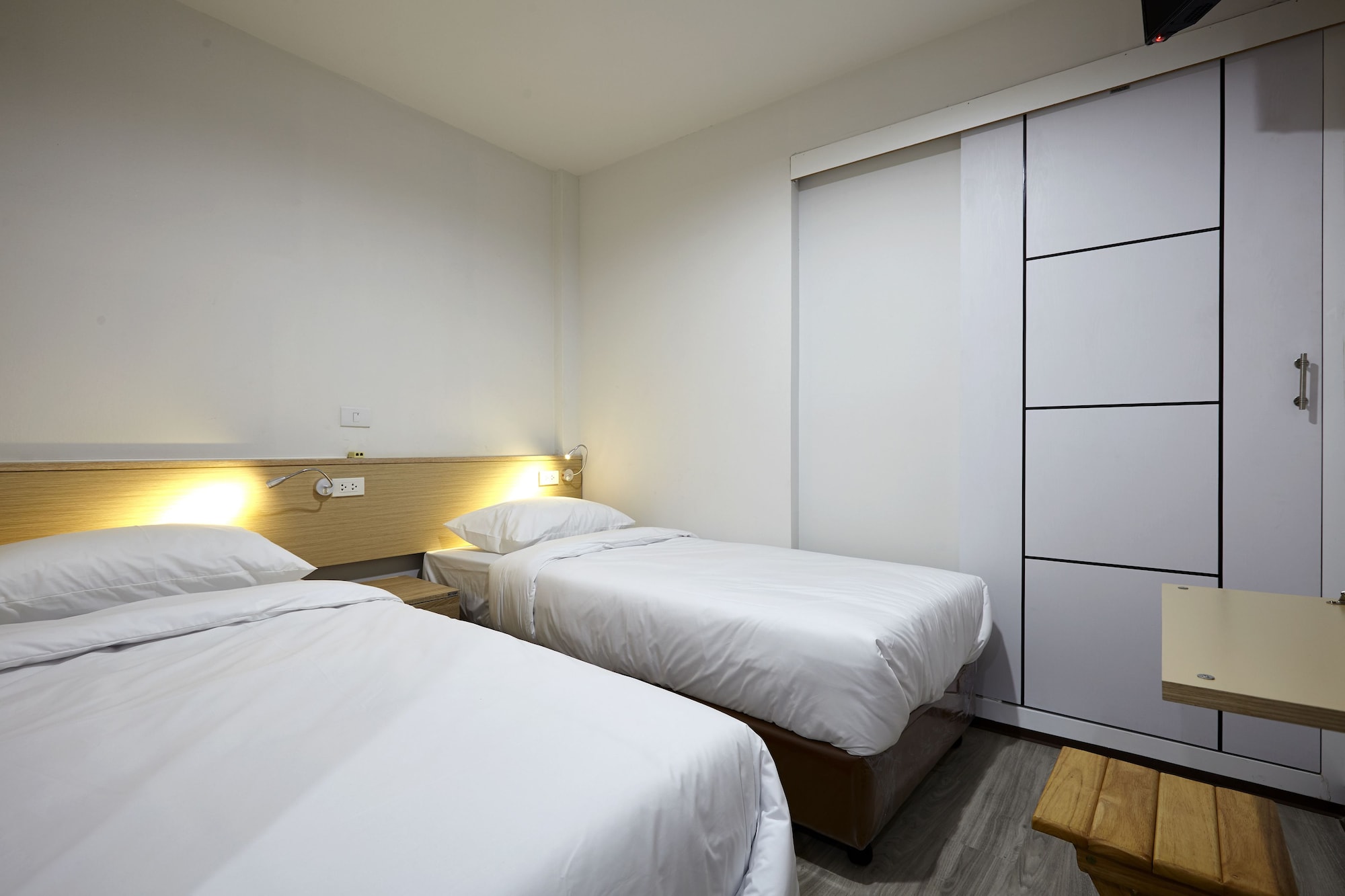 ECONOMY, TWIN BEDS