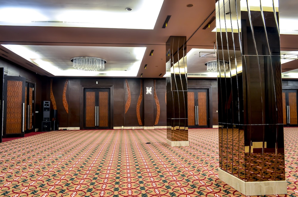 Grand Allison Jayapura 26/31