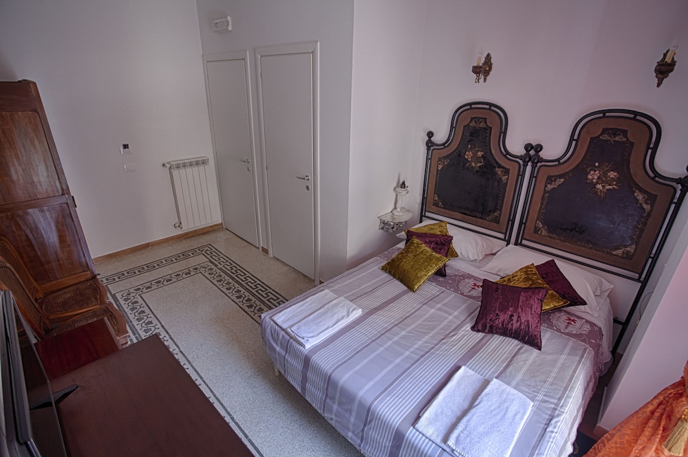 Deluxe Rooms 34/59