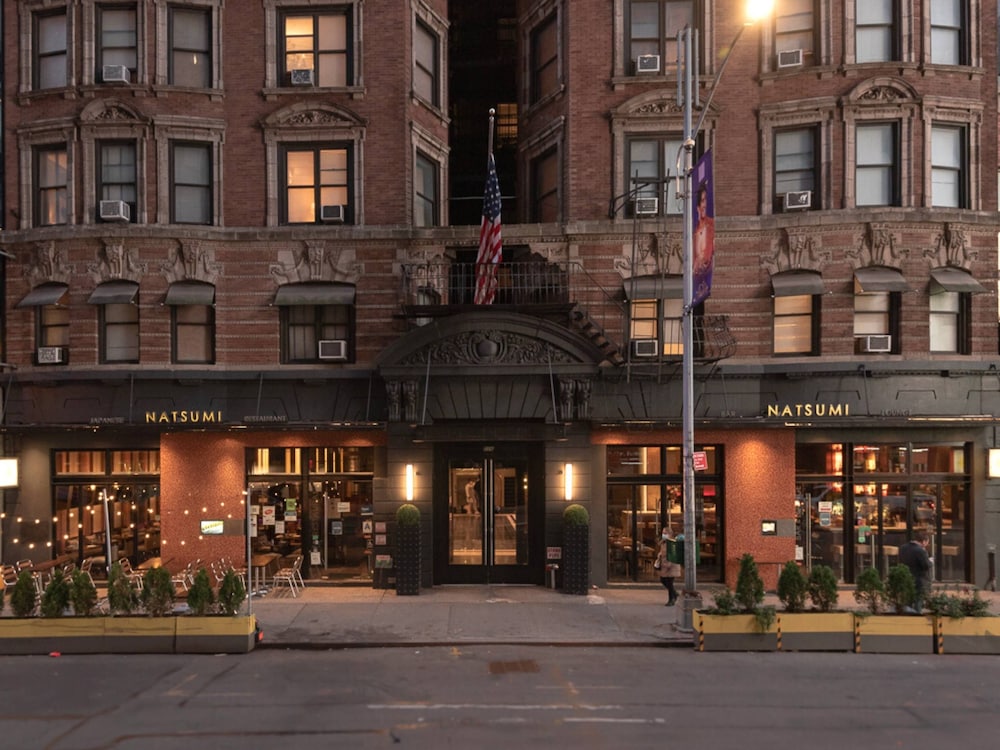 The Square Hotel 8/50