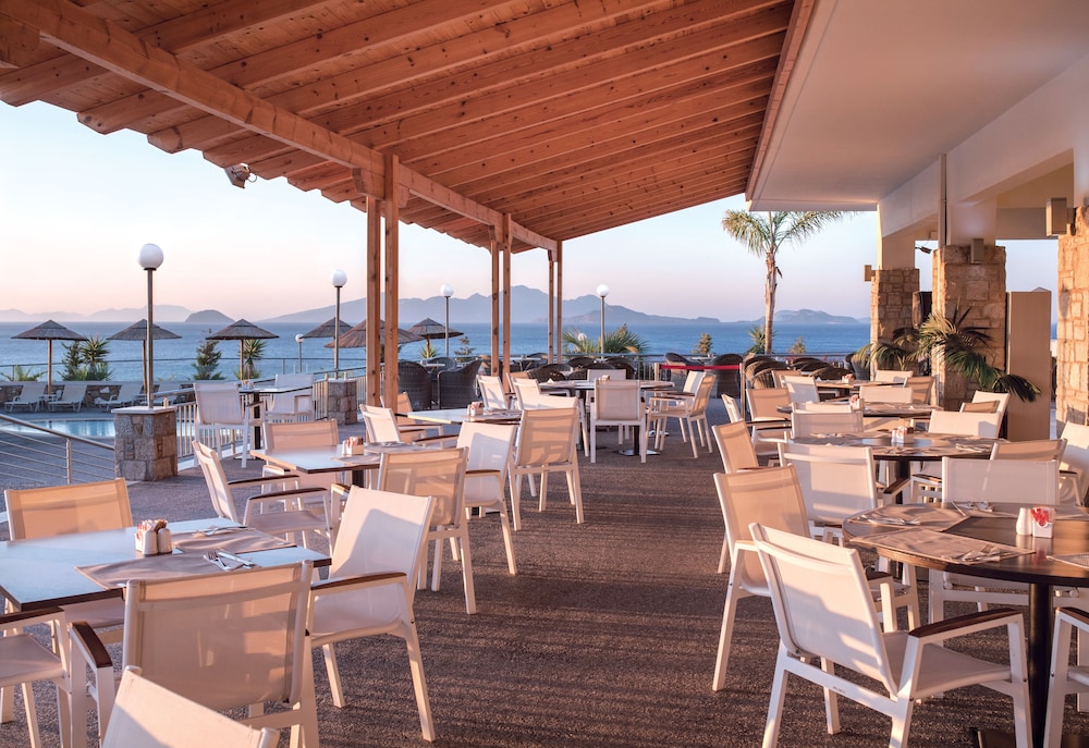 Grand Blue Beach Hotel 78/94