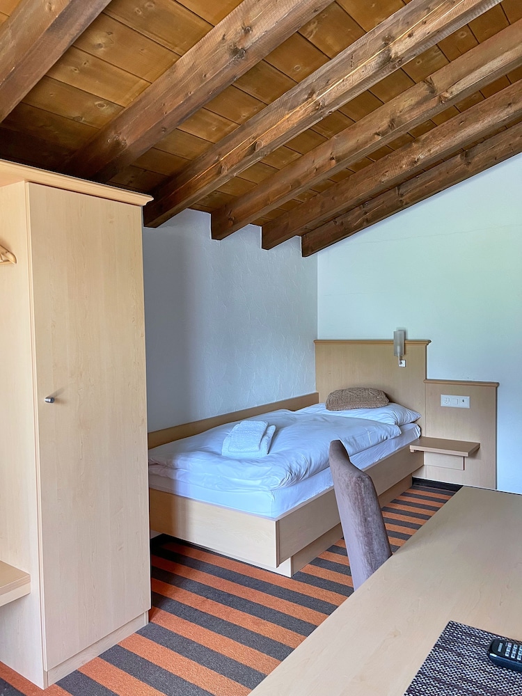 Madrisa Lodge 11/62