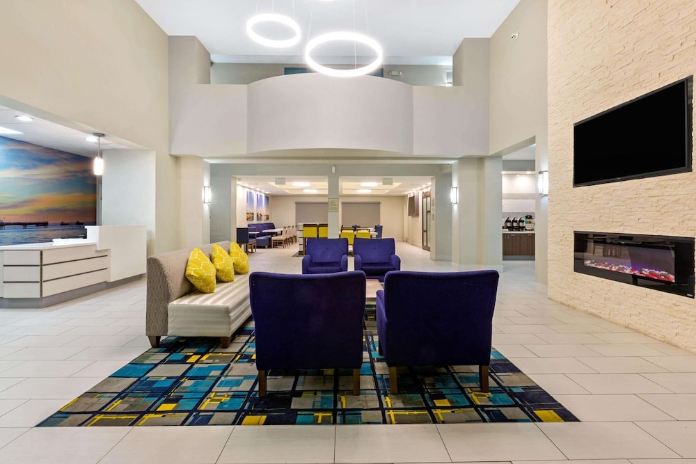 La Quinta Inn & Suites By Wyndham NE Long Beach/Cypress 7/51