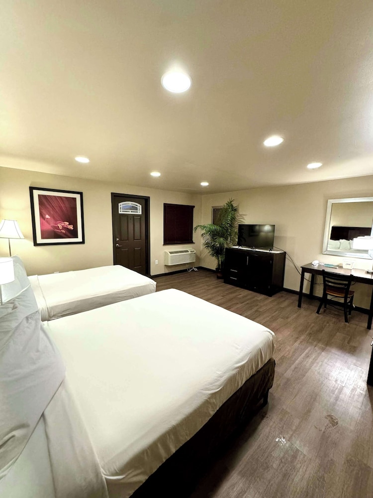 Family Suite, Supreme, 2 Queen Beds, No Elevator