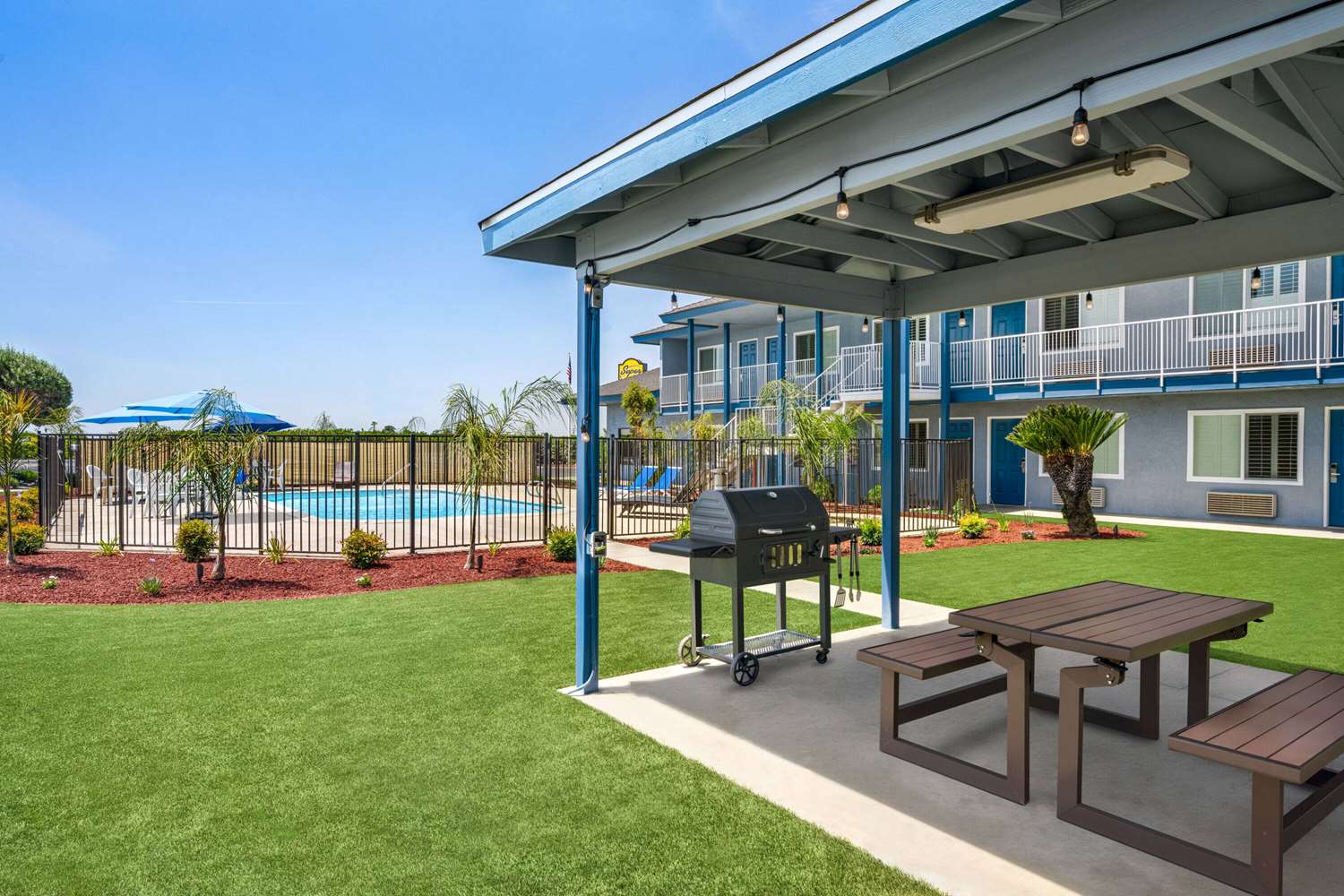 Super 8 By Wyndham Lindsay Olive Tree 52/61