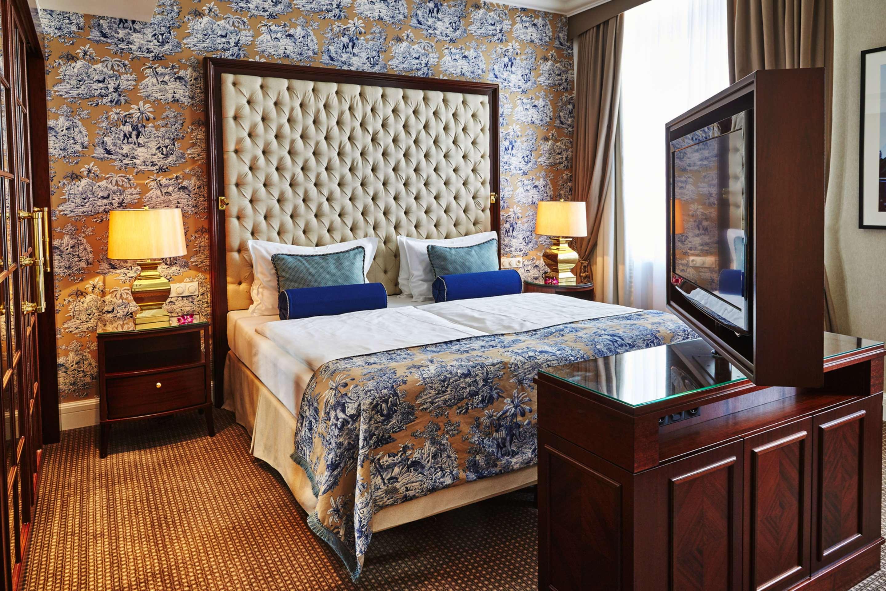 Executive, Suite
