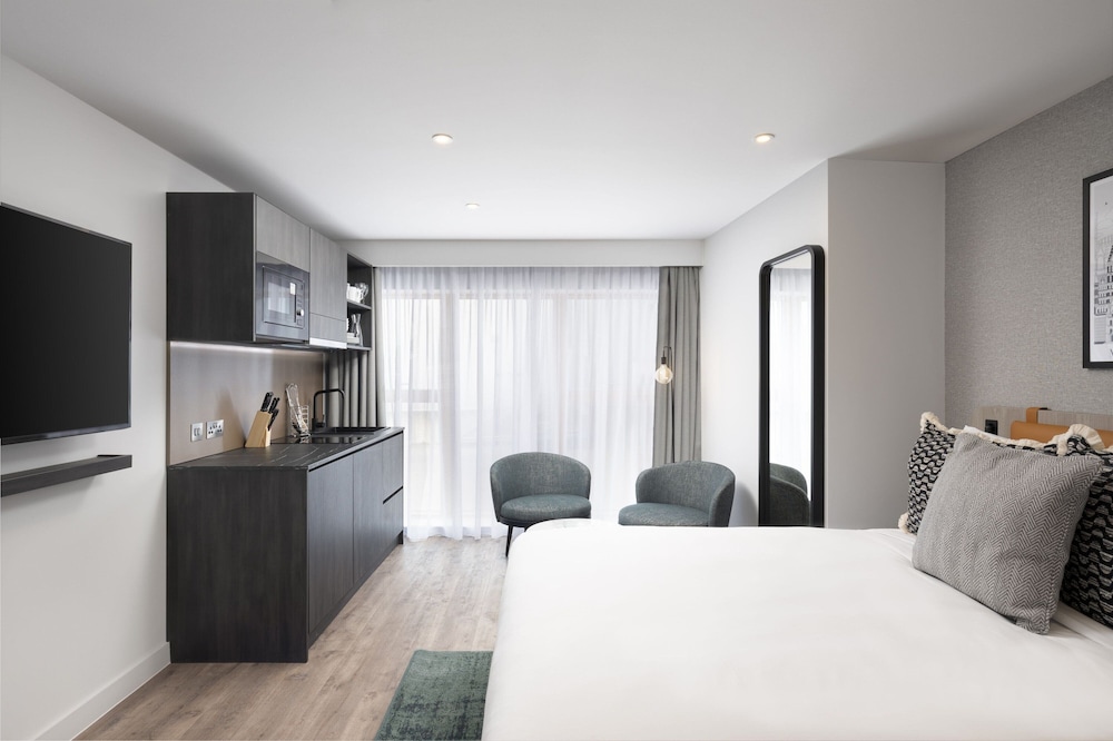 STUDIO, QUEEN BED, SOFA
