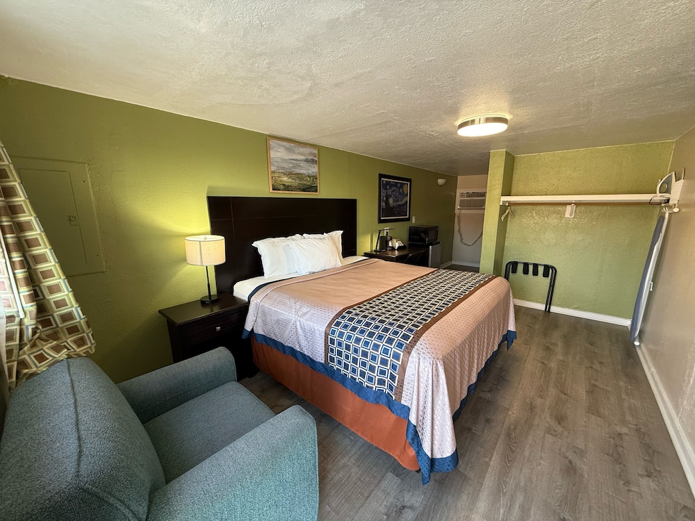 Executive Inn and Kitchenette Suites 24/34