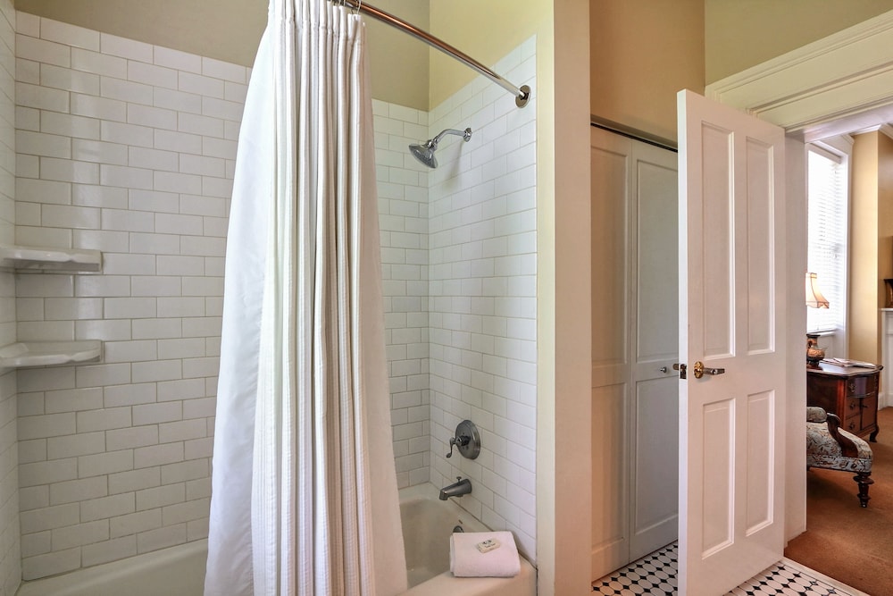 The Presidents Quarters Inn 10/76