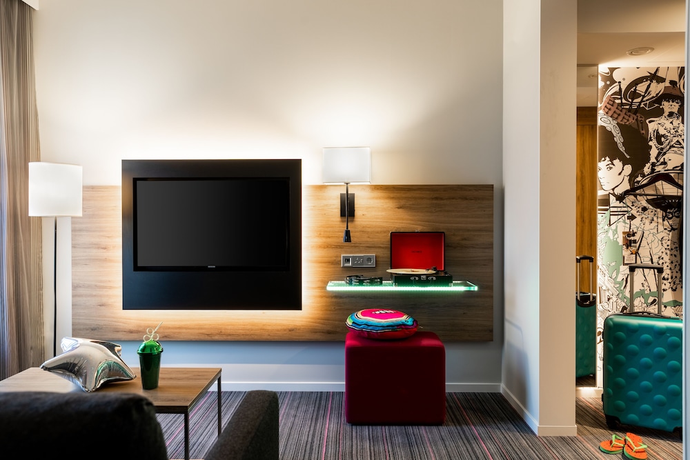 MOXY LONDON HEATHROW AIRPORT 30/39