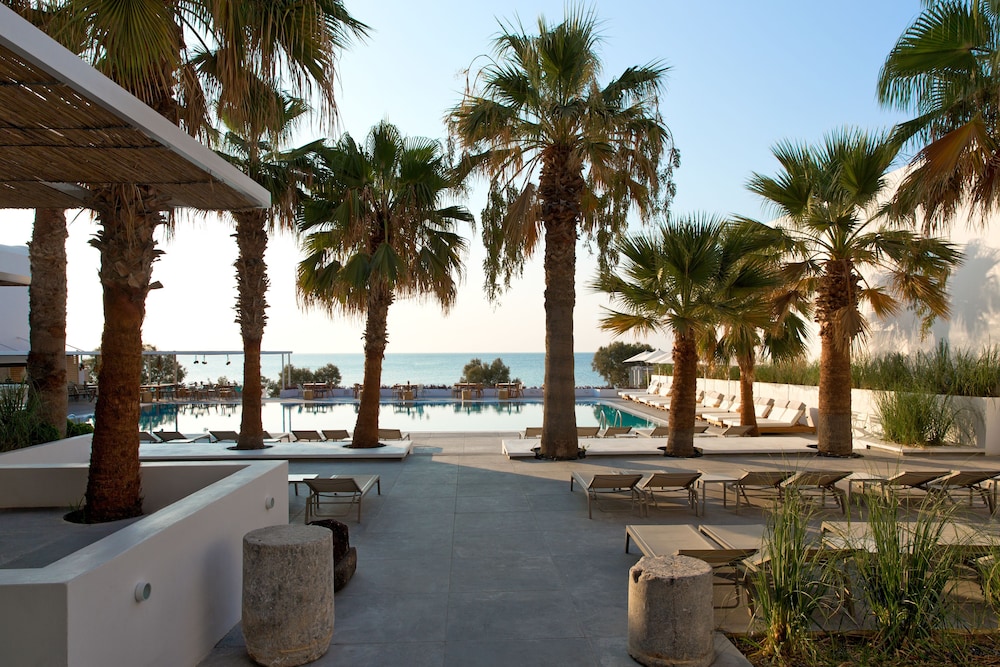 KAMARI BEACH 4/53