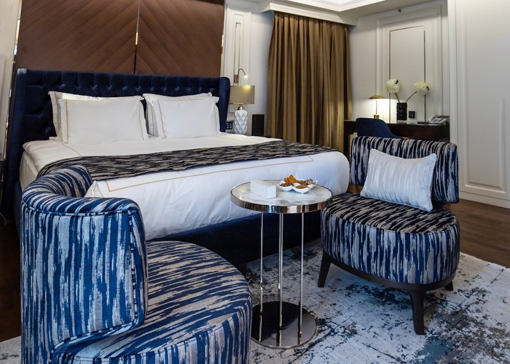 ROYAL, SUITE