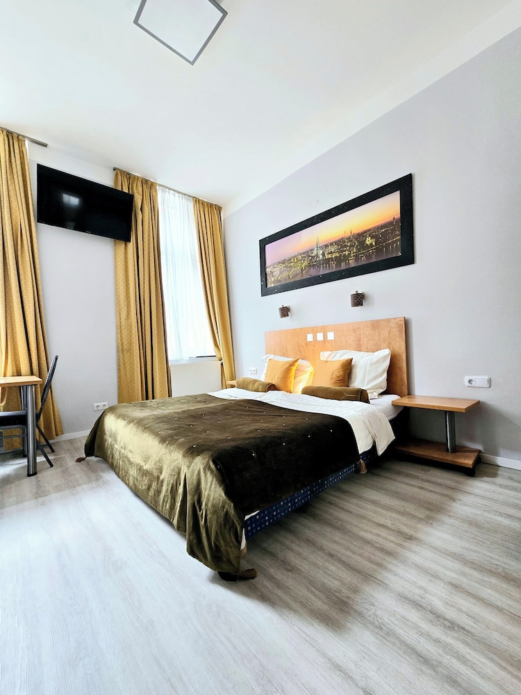 CITY, TRIPLE, 1 KING AND 1 SINGLE BEDS