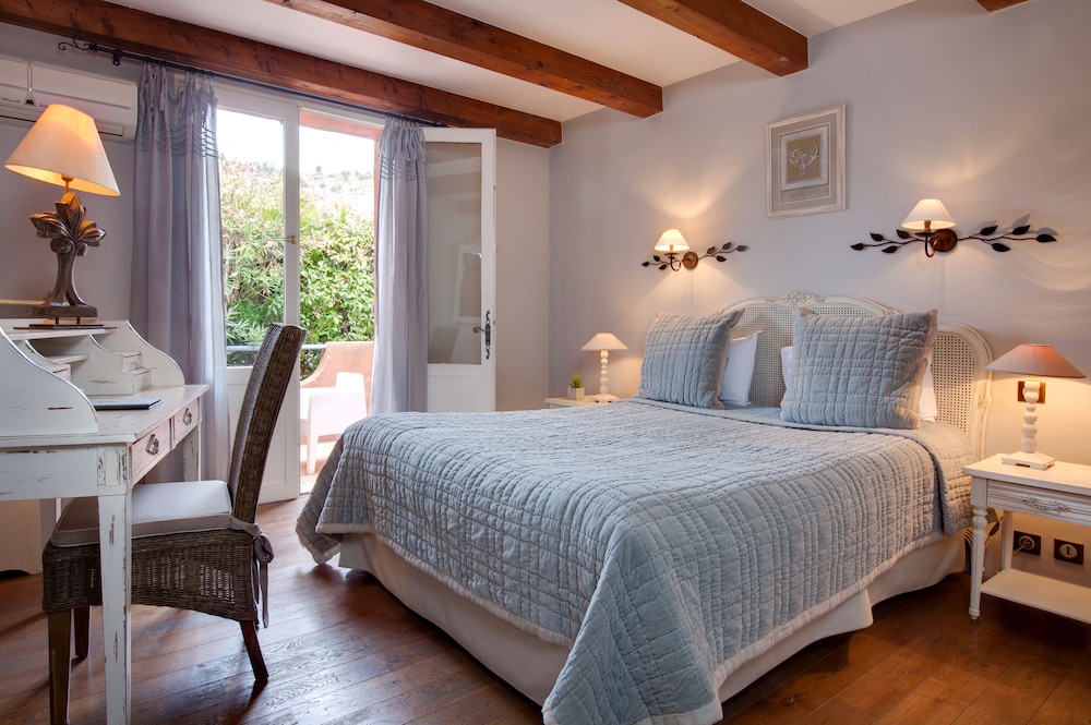 Superior, Queen Bed, Hill View