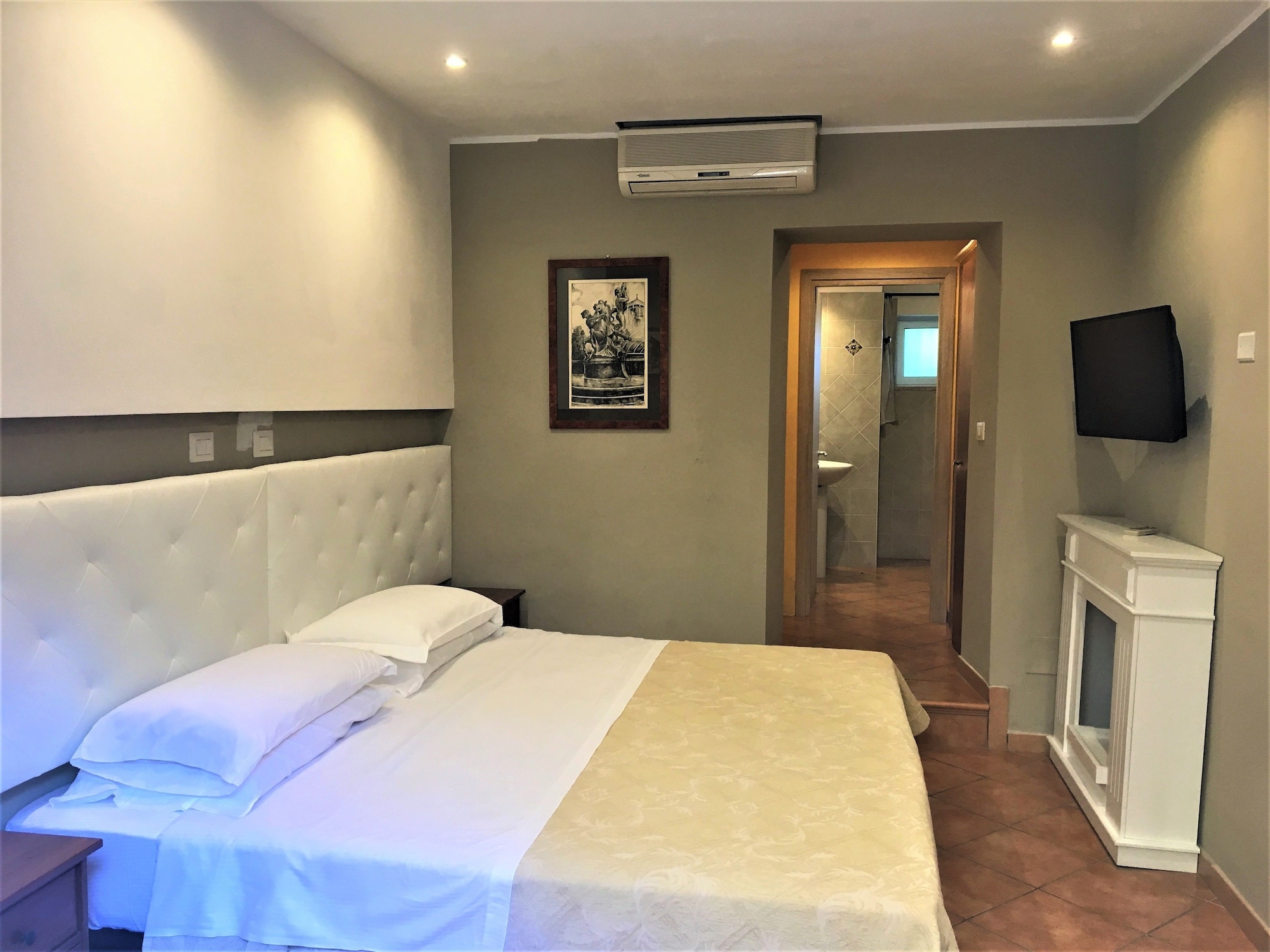 STANDARD, QUEEN BED