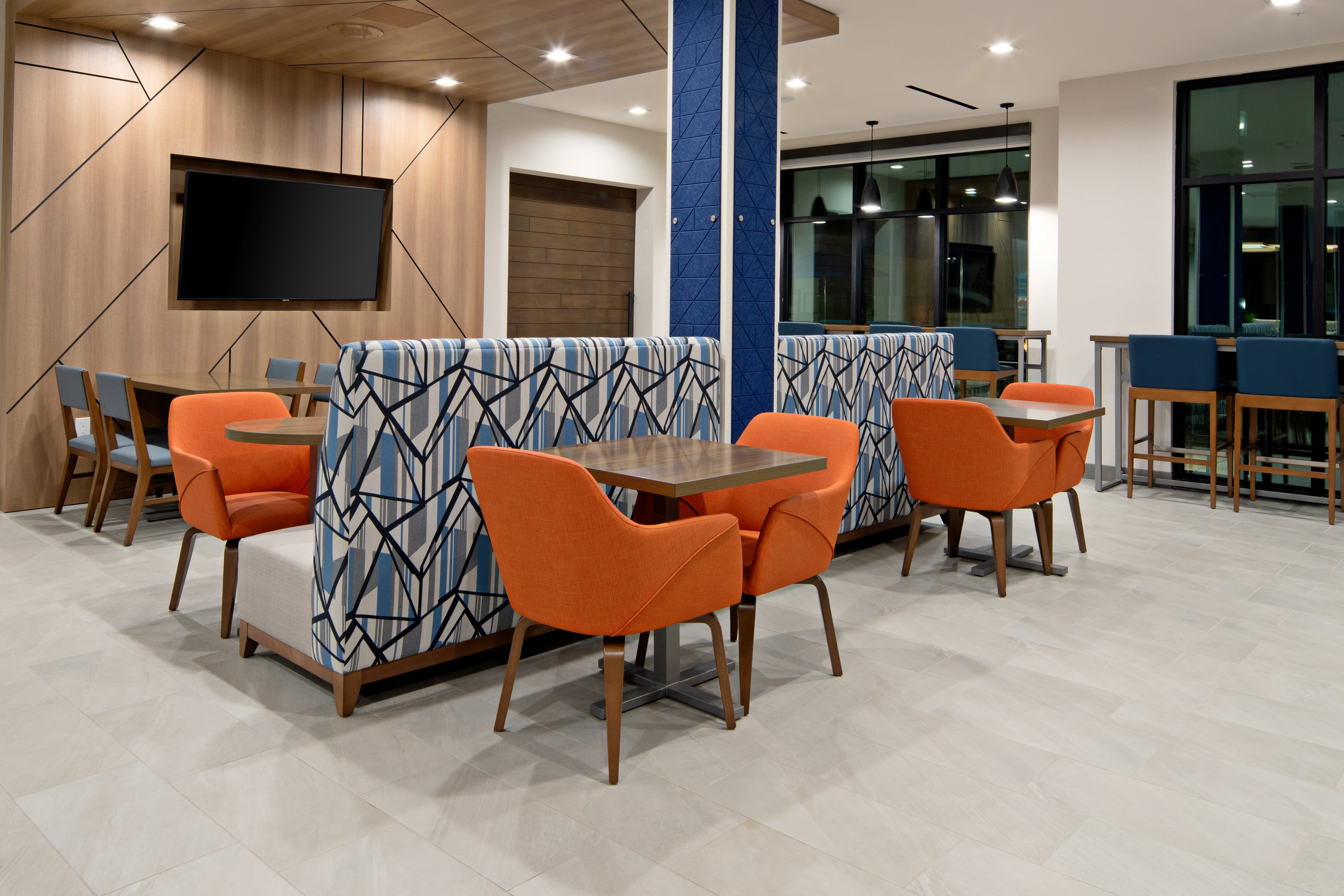 Holiday Inn Express Suites Valencia Santa Clarita 49/63