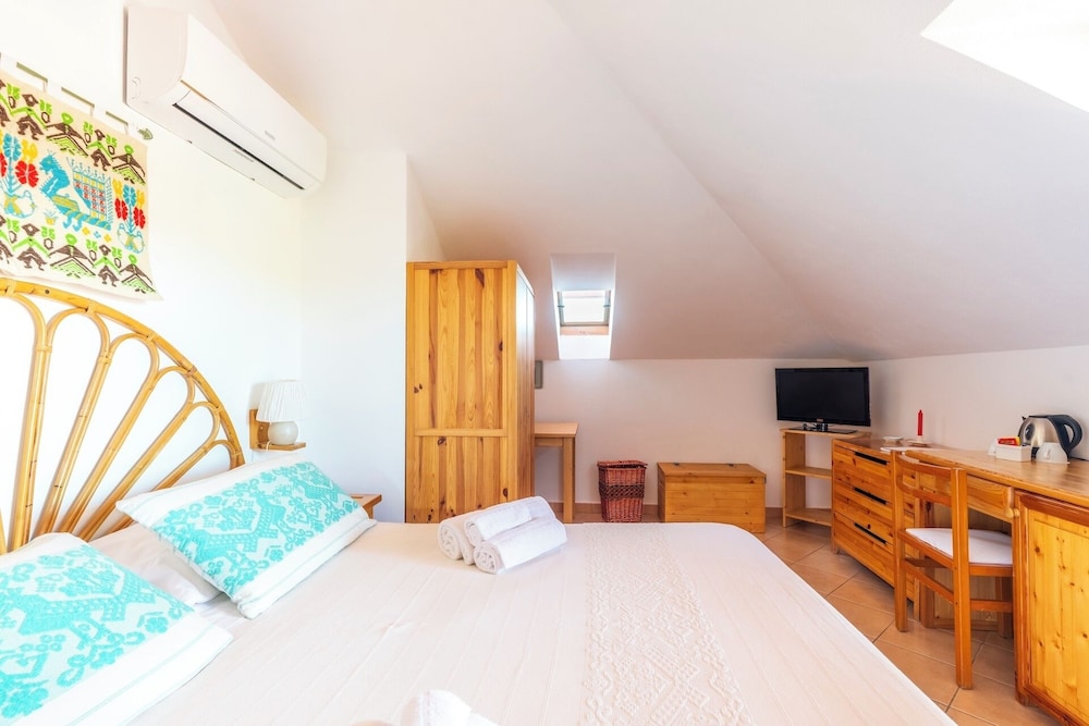 BASIC, DOUBLE BED, PRIVATE BATHROOM, SMALL