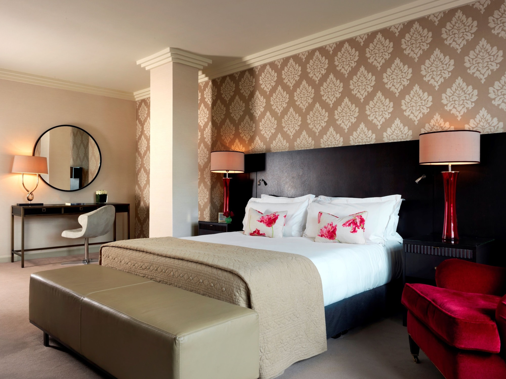 DELUXE, KING BED