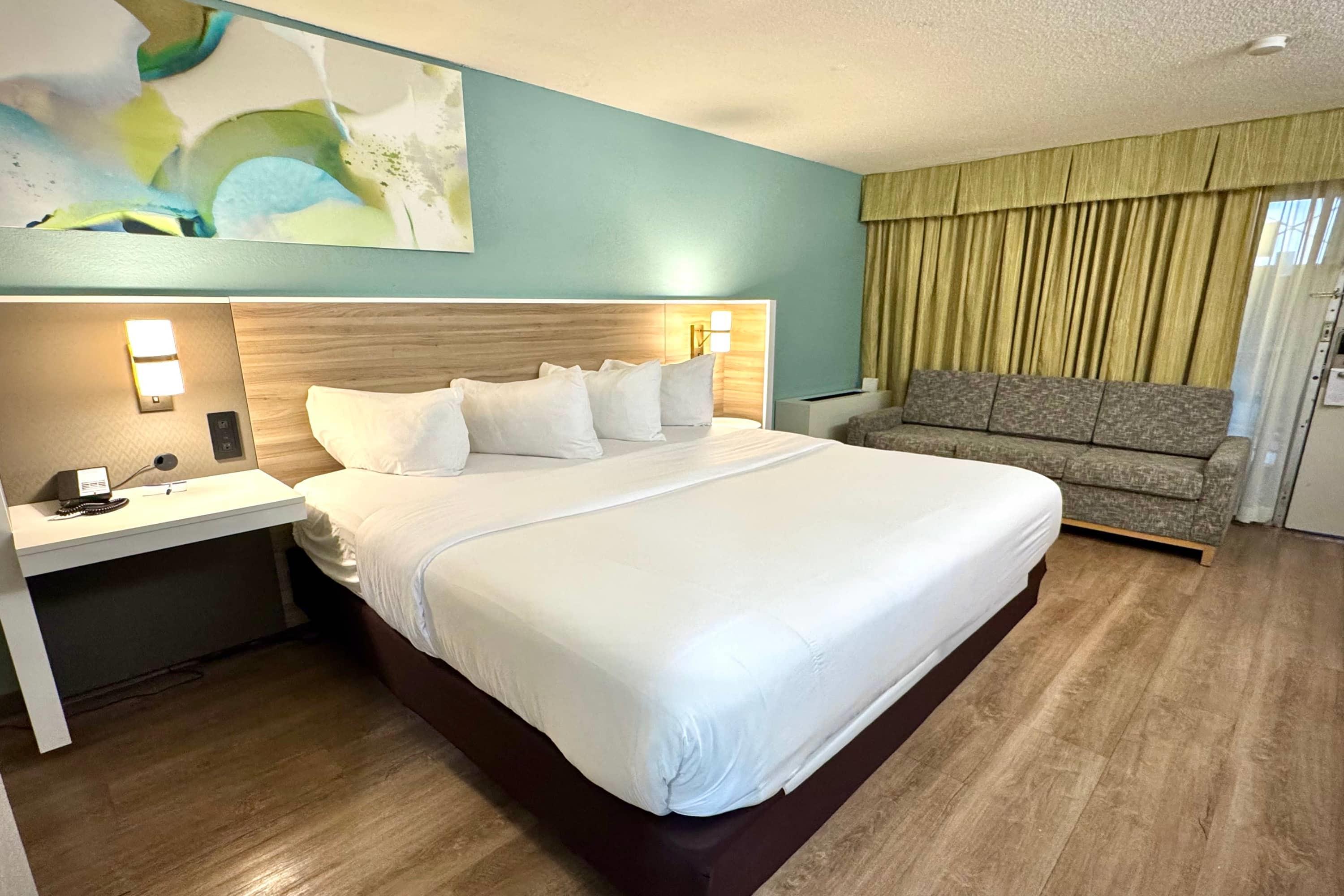 Atrium, King Bed, Sofa