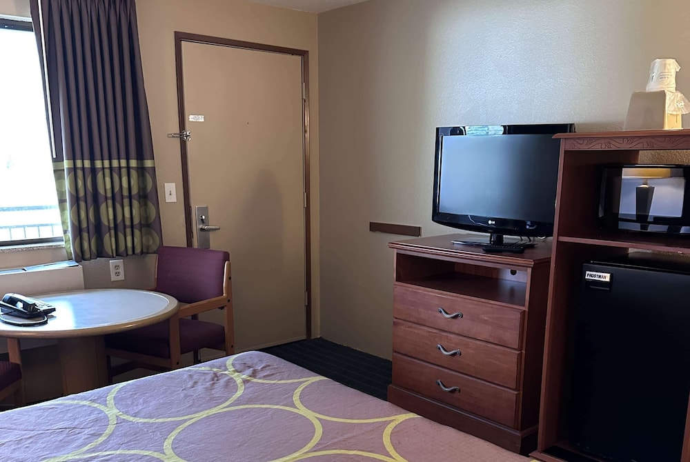 Super 8 by Wyndham Vancouver East 33/51