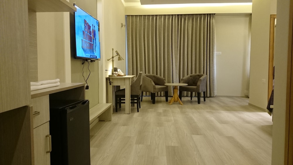 Mango Hotels Naveen 16/21
