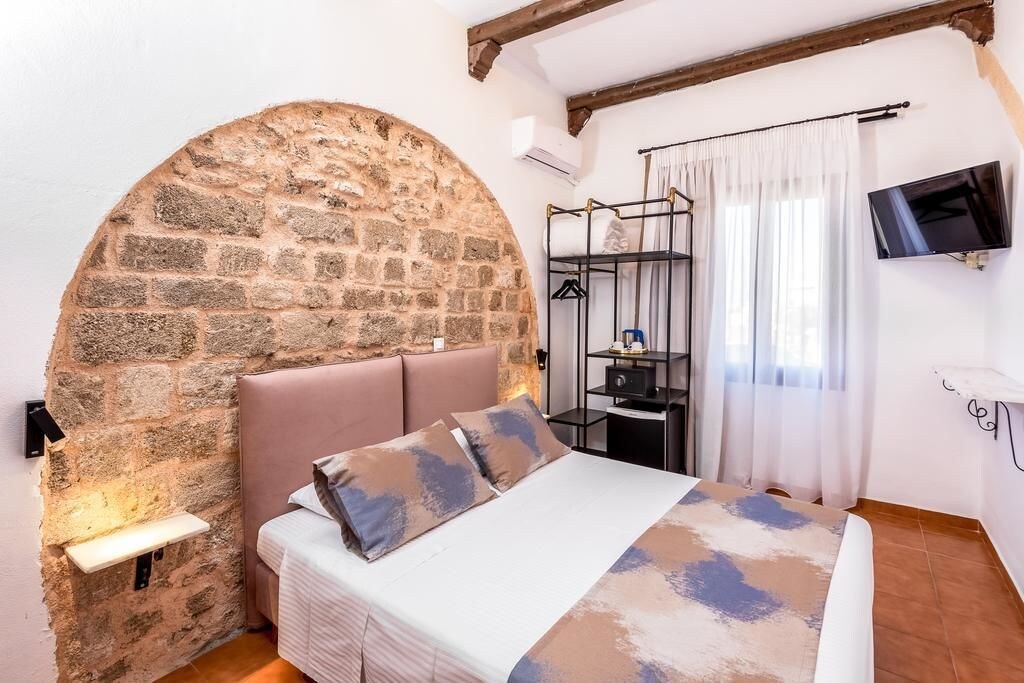 ROOM, DOUBLE OR TWIN BED