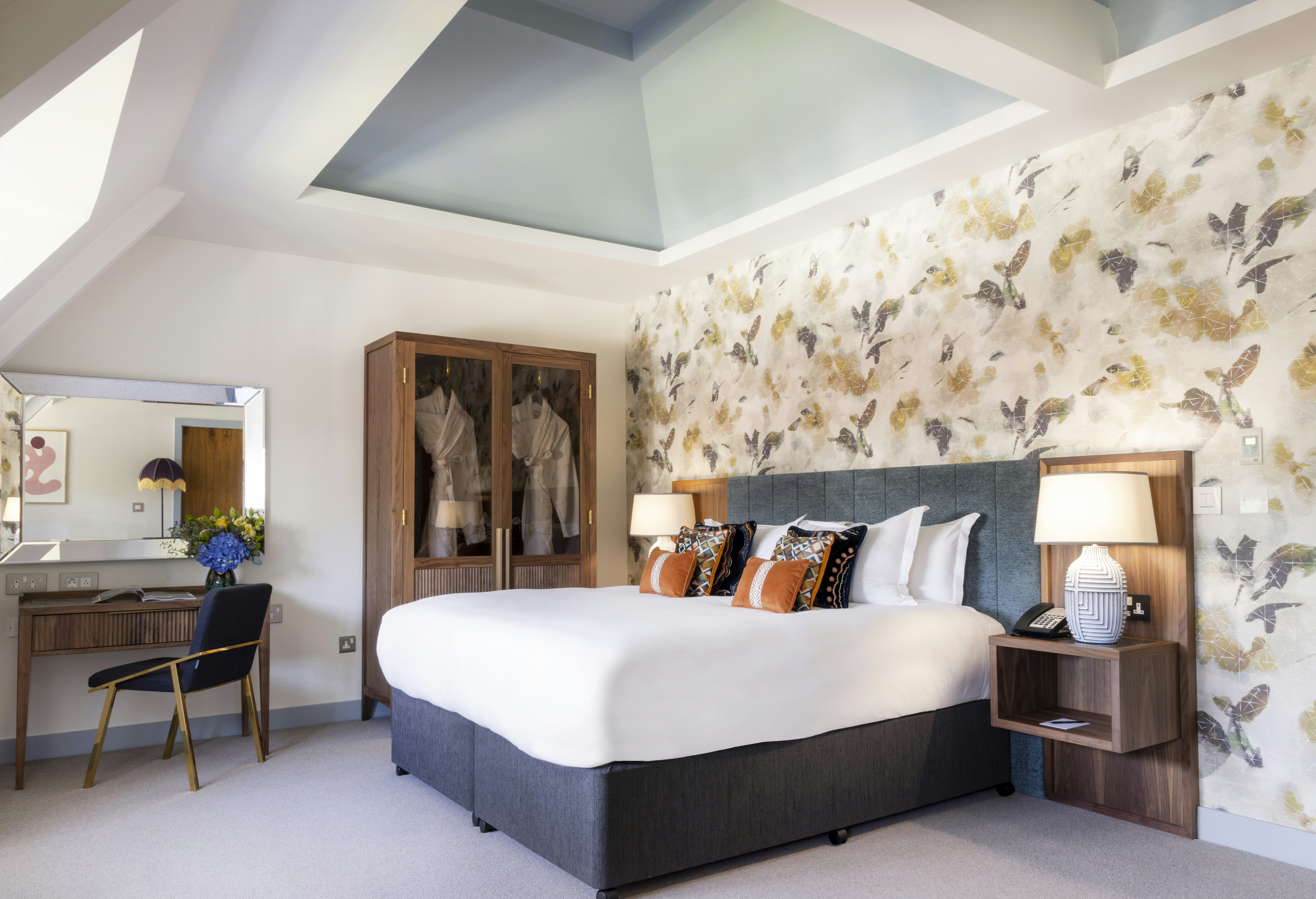 DELUXE, QUEEN BED