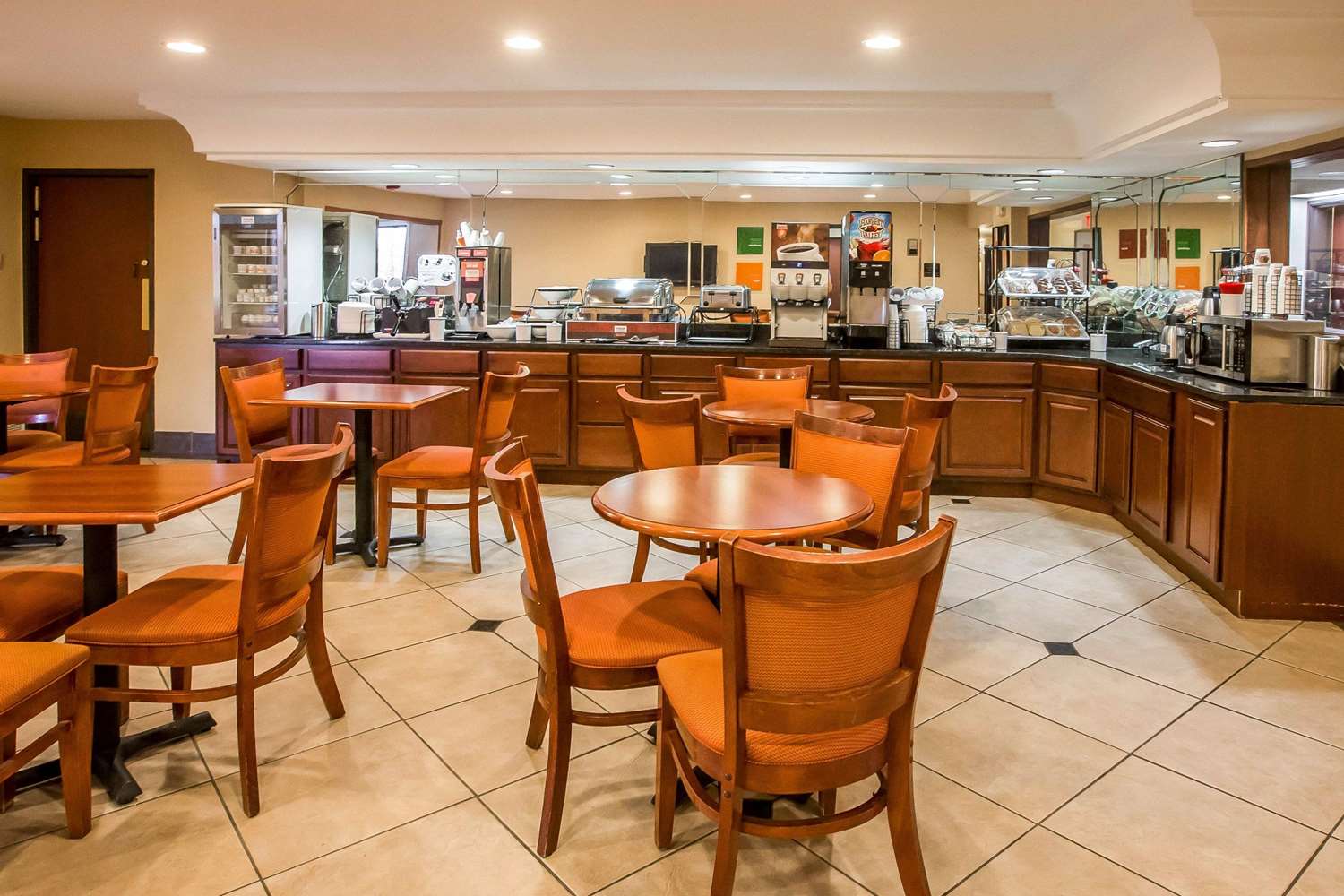 Econo Lodge Inn & Suites Monroe, MI 25/36