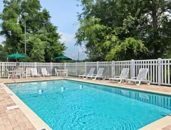 Microtel Inn and Suites by Wyndham Brooksville 27/53