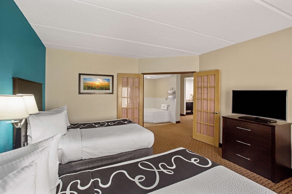 SUITE, MULTIPLE BEDS, JETTED TUB, ACCESSIBLE