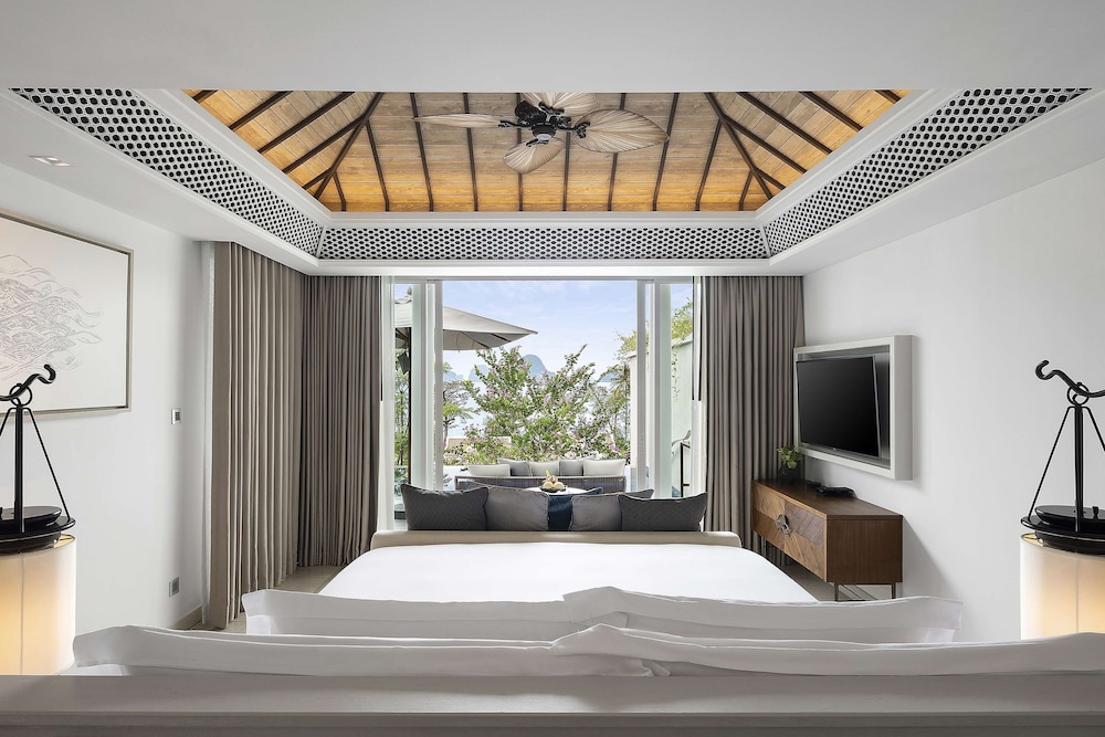 Partial Ocean Pool Suite King