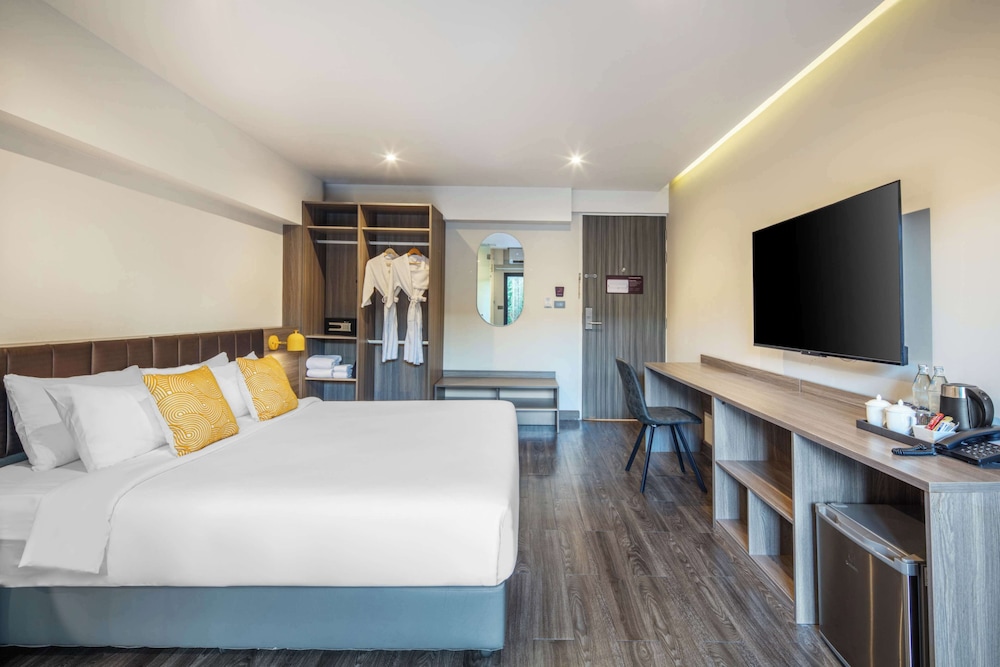 Deluxe Poolside King Room