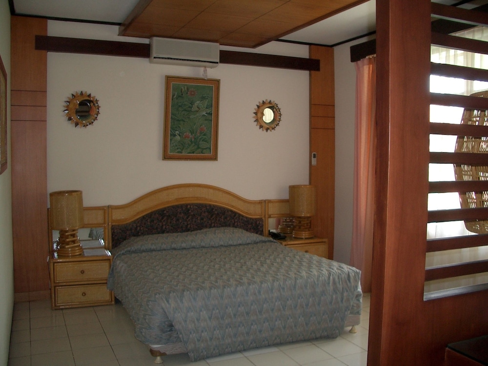 Puri Naga Beachfront Cottages 36/65