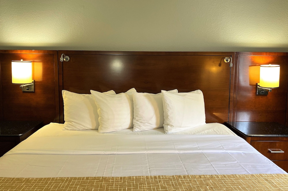 Travelodge By Wyndham Bloomington 33/62