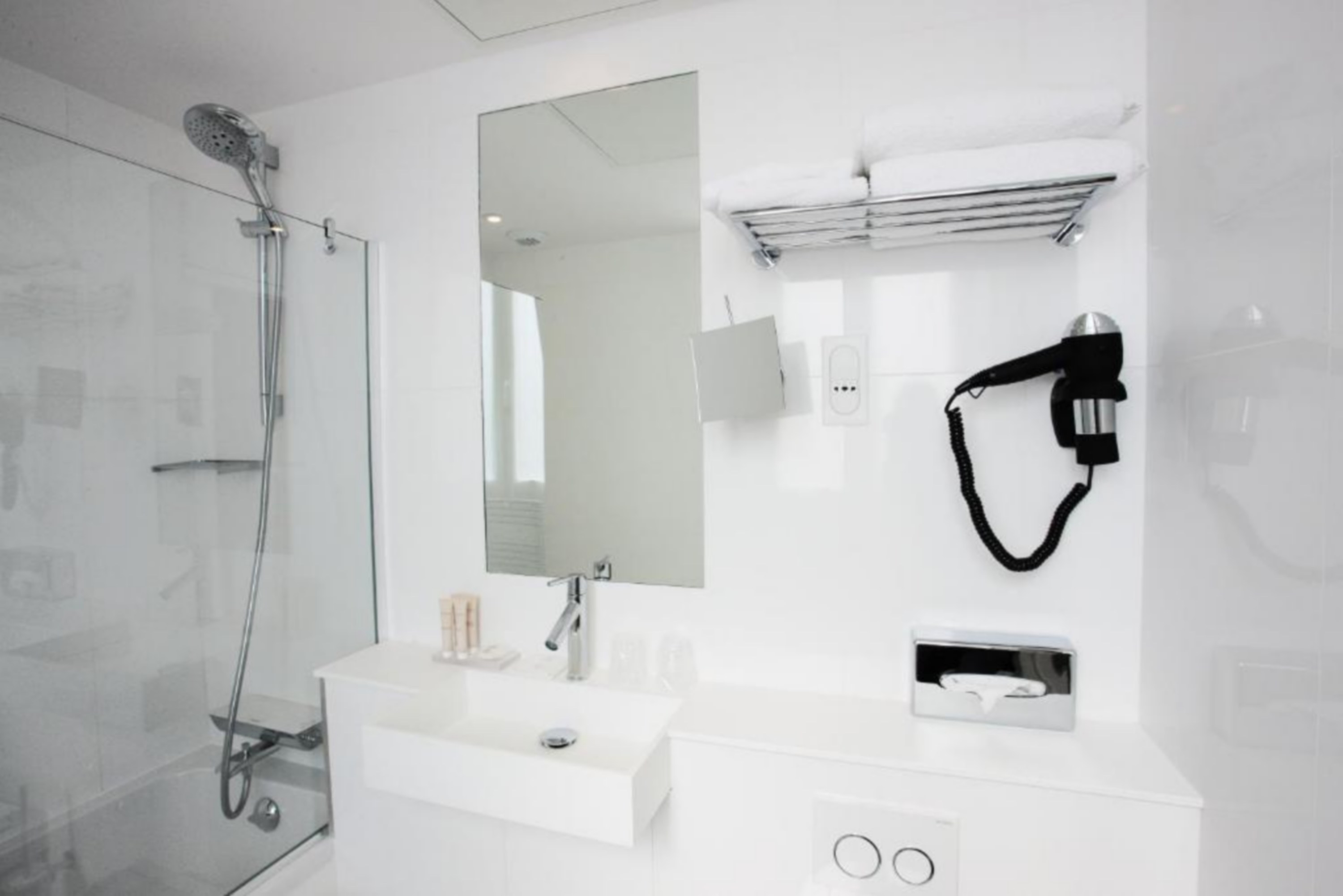 غرفة تنفيذية ثلاثية، Hotel Eiffel Turenne 3/3