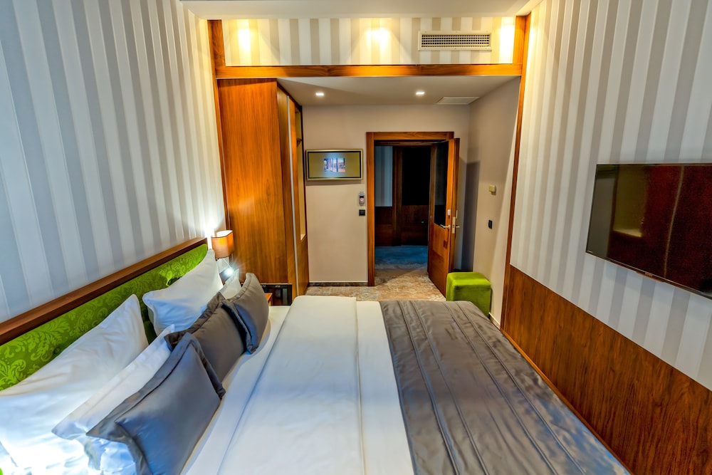 HERITAGE HOTEL KRONE 17/77