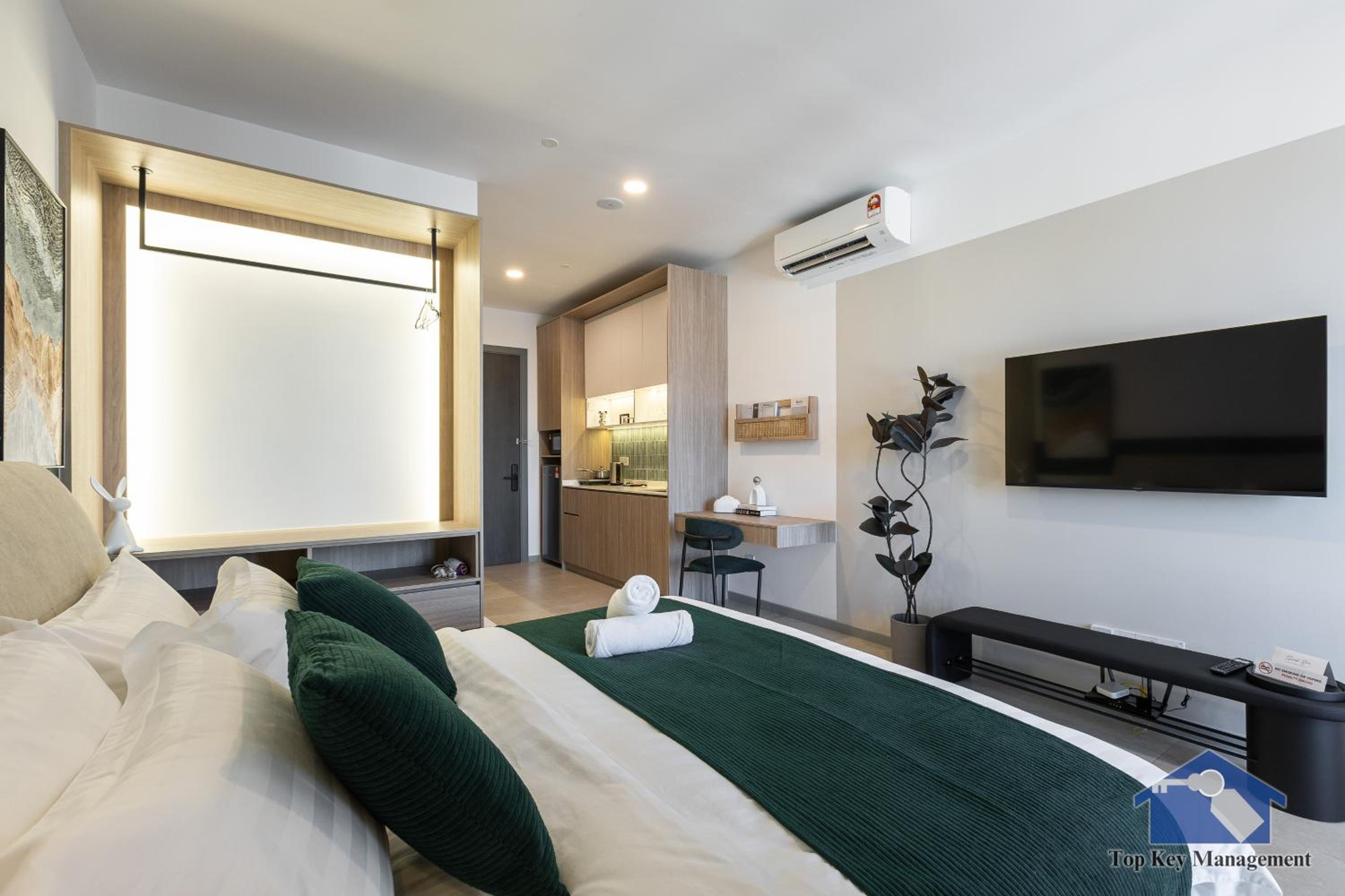 Premium, Studio
