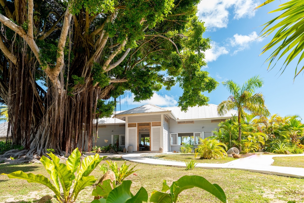 Moorea Beach Lodge 58/65