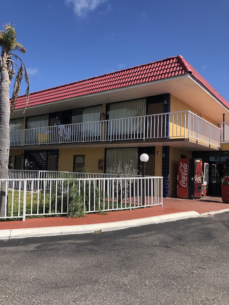 Express Inn & Suites - 5 Miles from St Petersburg Clearwater Airport 6/43