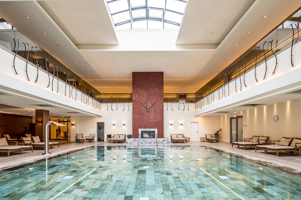 WALD AND SCHLOSSHOTEL FRIEDRICHSRUHE 37/67