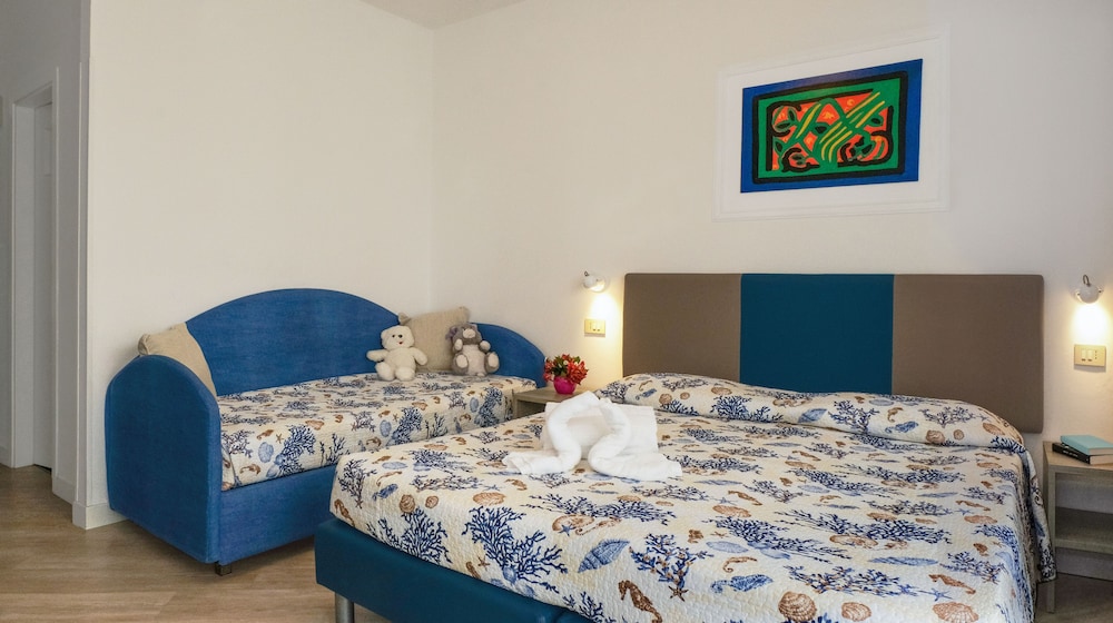 COMFORT, QUADRUPLE, PARTIAL SEA VIEW