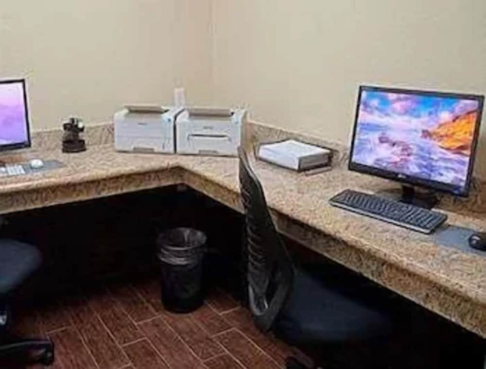 Super 8 by Wyndham Irving/DFW Apt/North 22/25