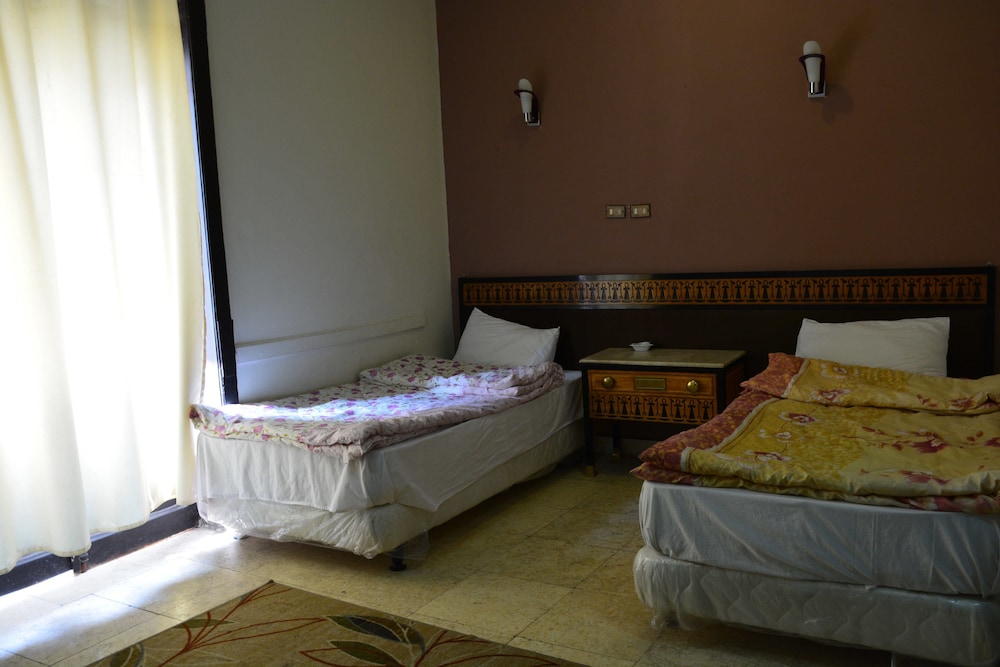One Season Hostel 70/72