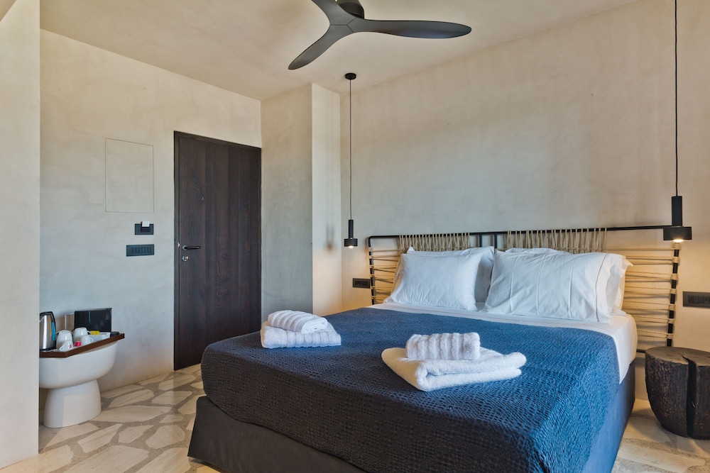 Almi Luxury Rooms 6/25